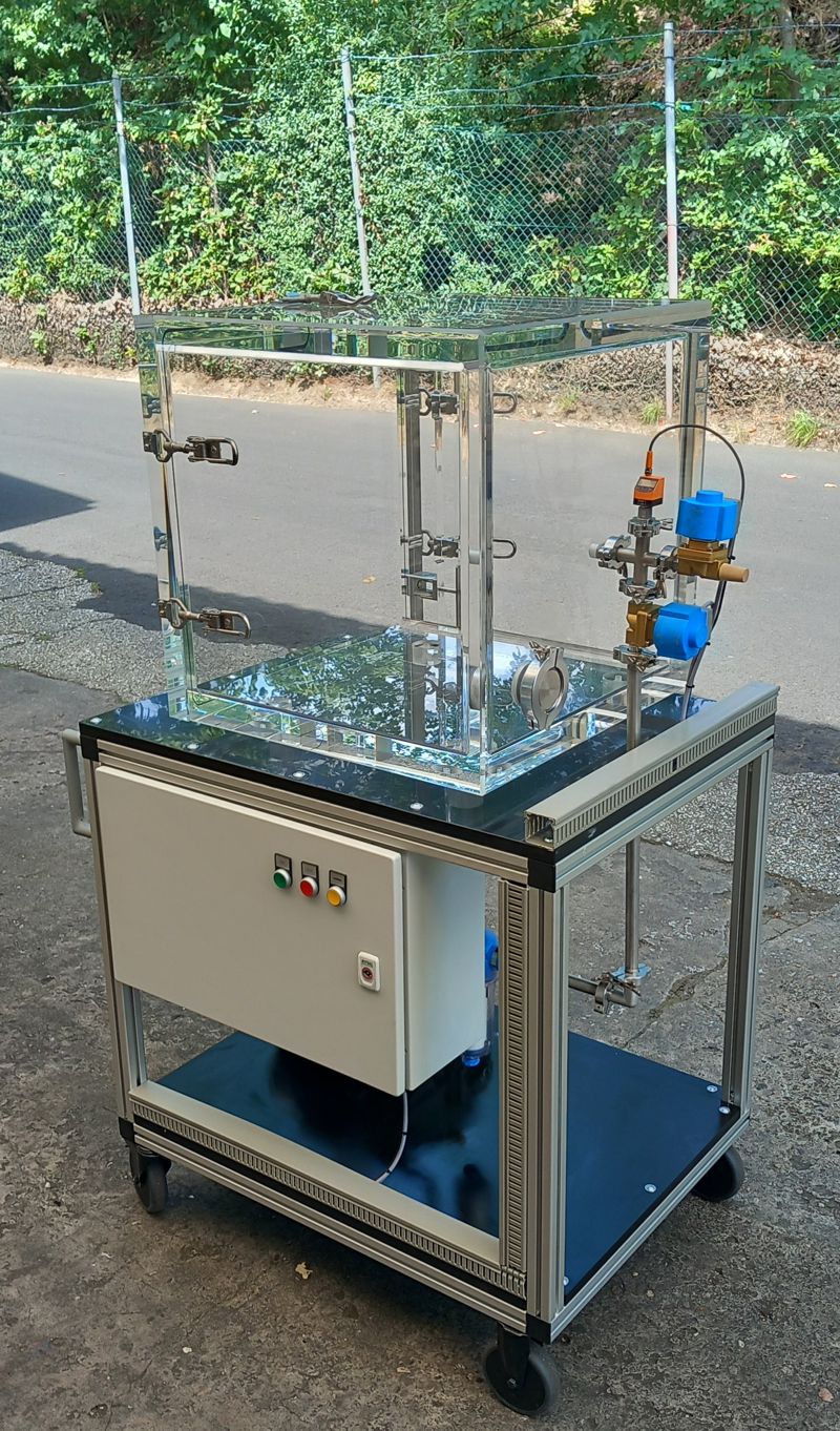 Vakuumanlage mit transparenter Kammer aus Plexiglas